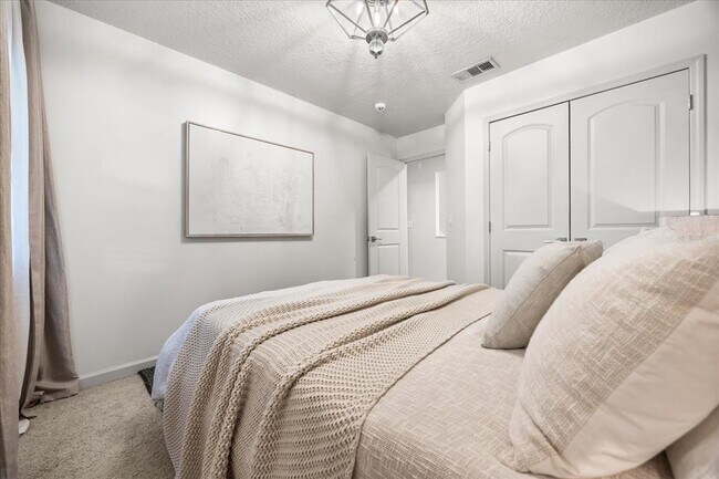 Building Photo - 989 Summer Lakes Dr