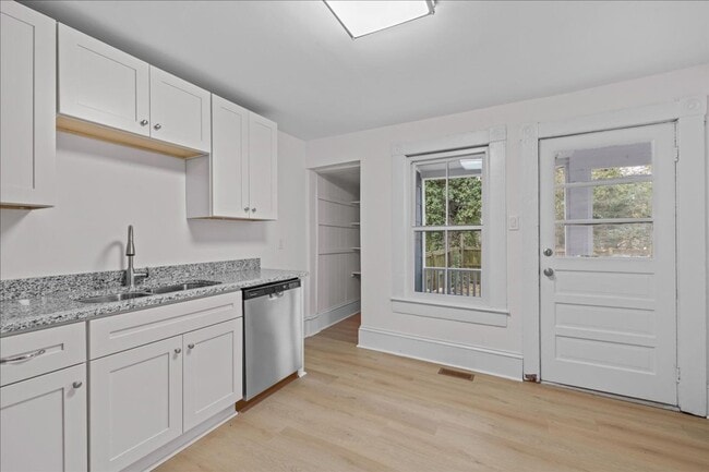 Building Photo - 258 Douglas Ave