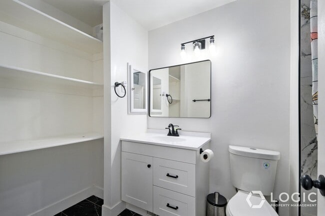 Building Photo - Beautiful Spacious Home with a Fully fence...