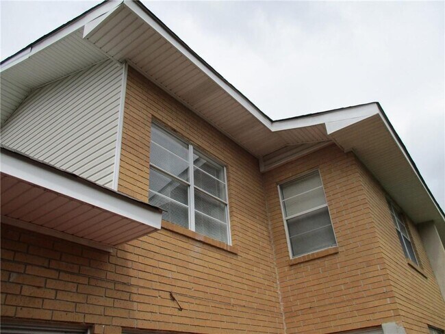 Building Photo - 102 Westcliff Center St