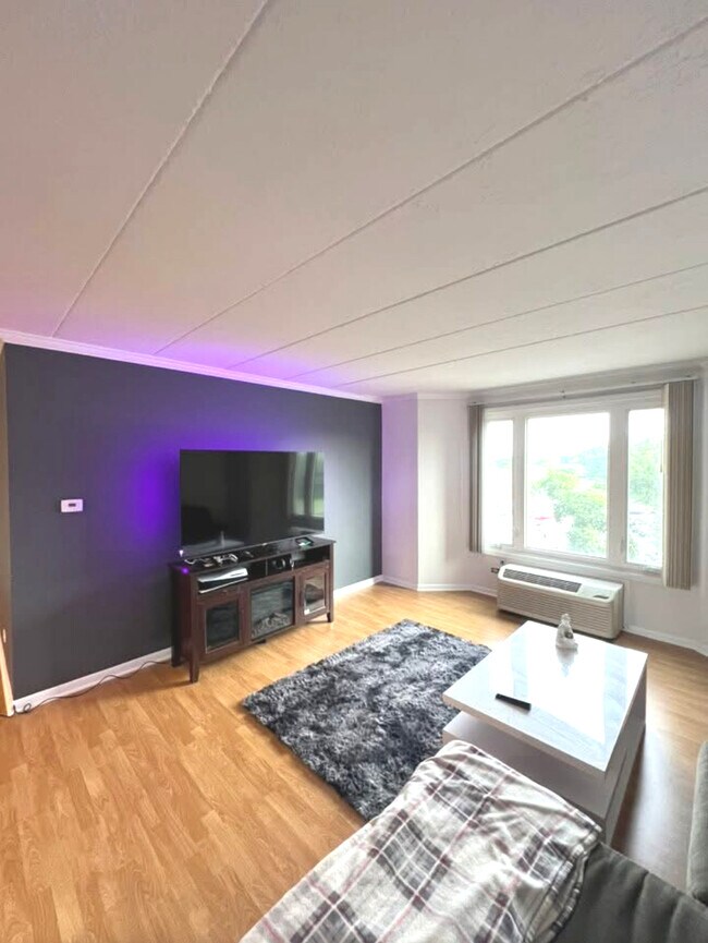 Building Photo - 1 One Renaissance Pl