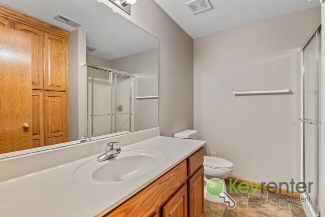 Building Photo - Beautiful, Rare 6 bedroom 3 bath house!