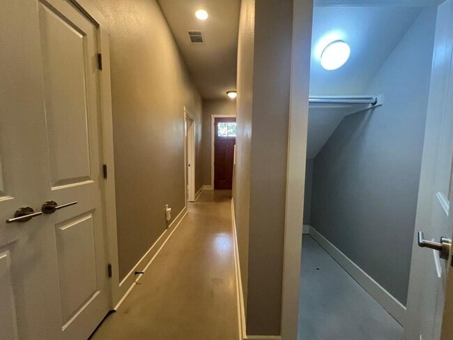 Building Photo - **DEAL!! Get $500 off your move-in costs! Valid for new leases with a start date on or before Dec...