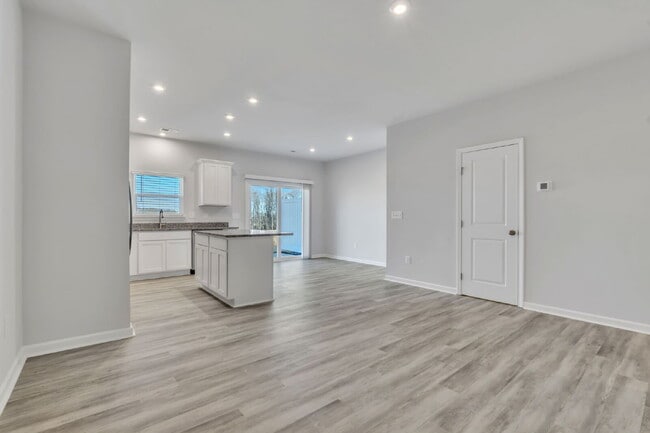 Building Photo - Brand-New 3BR/2.5BA Townhome with Garage in Greer ($1850/mo rent***)