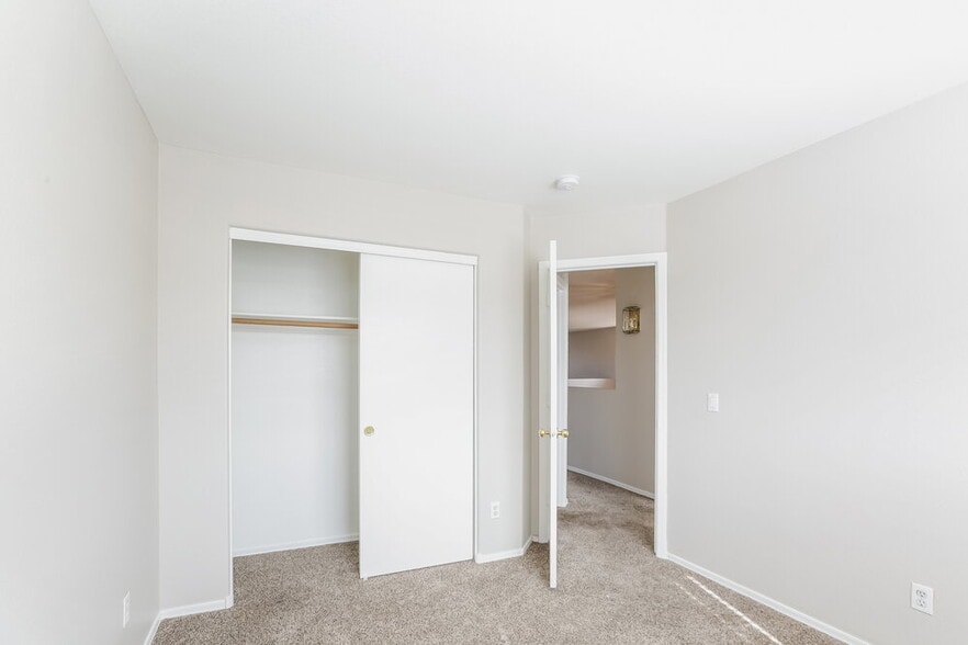 Building Photo - 2210 W St Catherine Ave