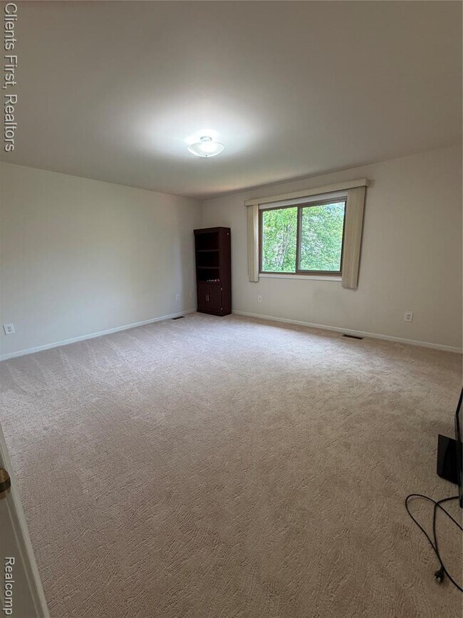 Building Photo - 7043 Foxridge Dr