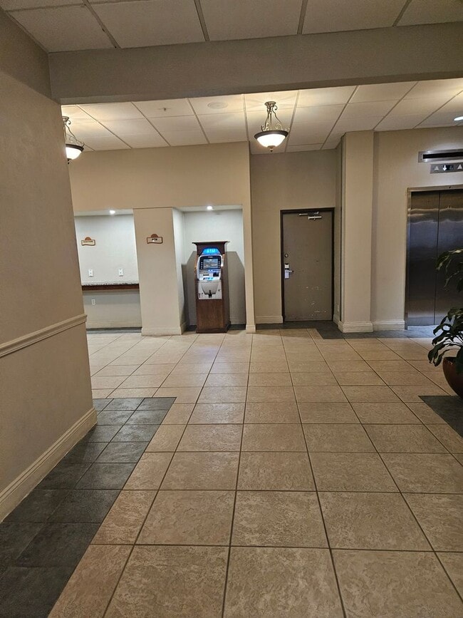 Building Photo - 1 BEDROOM 1 BATH CONDO