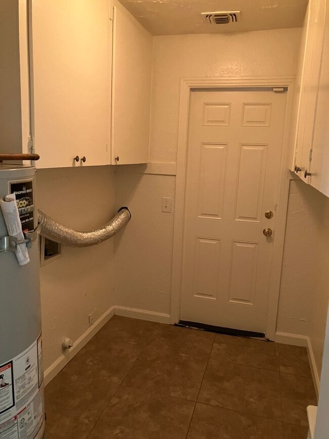 Building Photo - 2037 Miller Ave