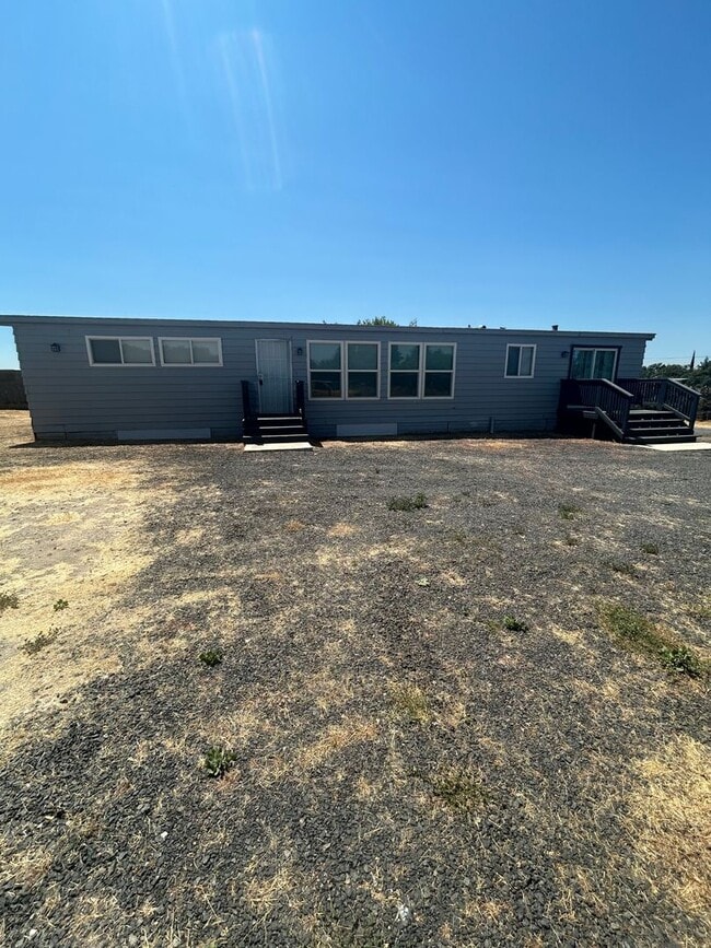 Primary Photo - Country Home Three Bedroom