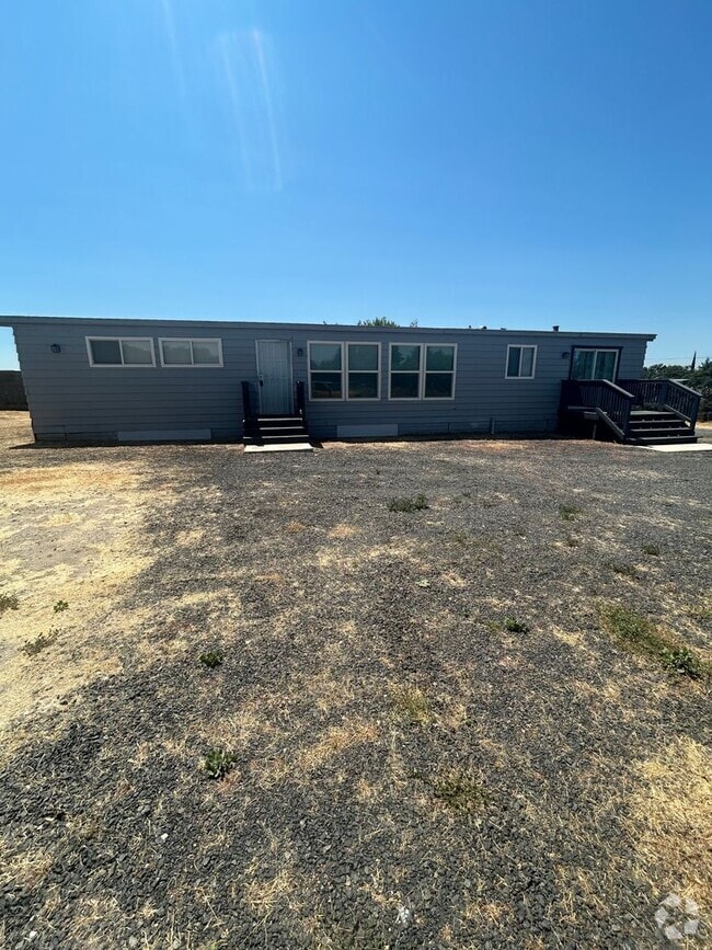 Building Photo - Country Home Three Bedroom