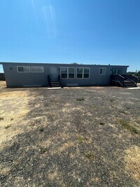 Building Photo - Country Home Three Bedroom