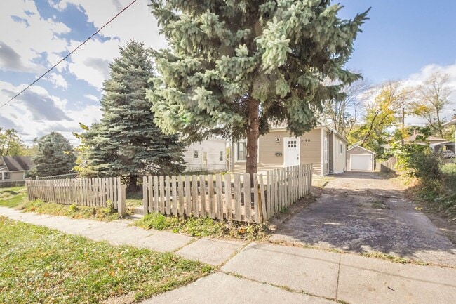 Building Photo - 3 Bedroom 2 Bathroom Fully Remodeled