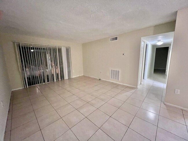 Building Photo - 415 Executive Center Dr