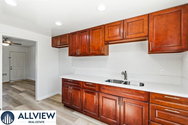 Building Photo - 452 S Shaffer St