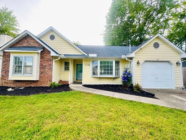 Building Photo - Renovated 3 Bedroom 2 Bath in Hendersonvil...