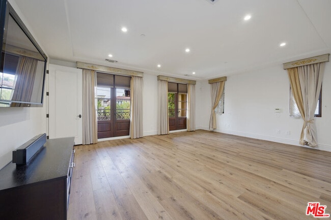 Building Photo - 305 N Palm Dr