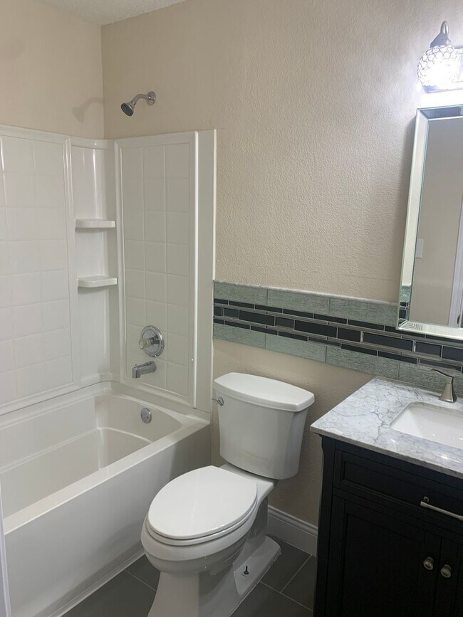 Building Photo - Charming 3BD/2BA with fireplace