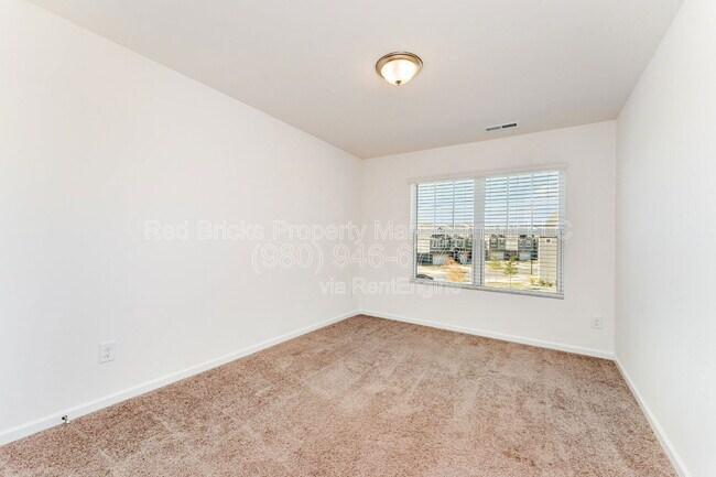 Building Photo - 2034 Highland Park Dr