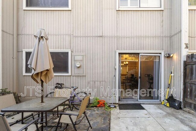 Building Photo - 9 Derow Ct