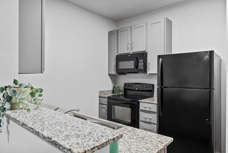 24-Longview-Apartments-Near-UT-Austin-Kitchen - Z- 24 Longview