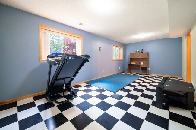 Building Photo - 3 bed 2.5 bath