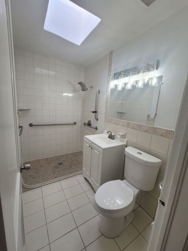 Building Photo - Ready to View!!