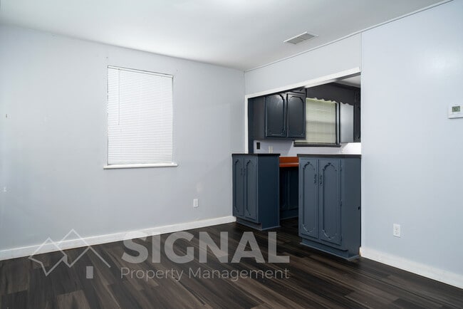 Building Photo - 1421 Rayfield Dr