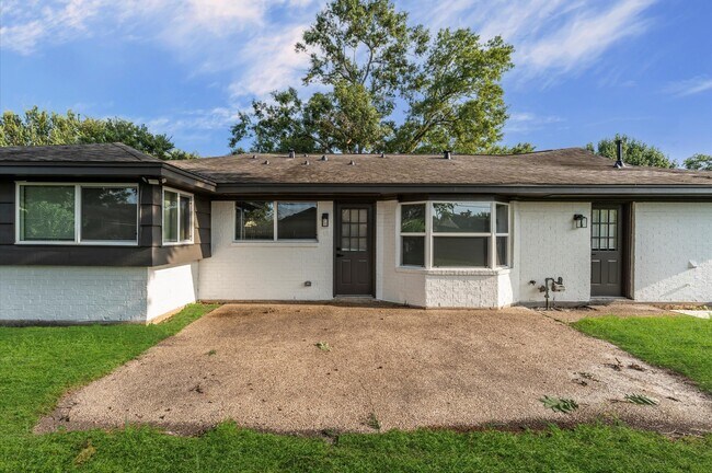 Building Photo - 8231 Garden Parks Dr