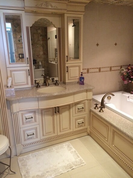 Master bath with soaking tub - 233 S 6th St
