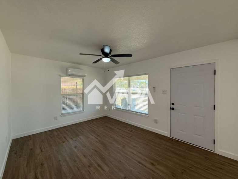 Building Photo - 411 Yolanda Dr