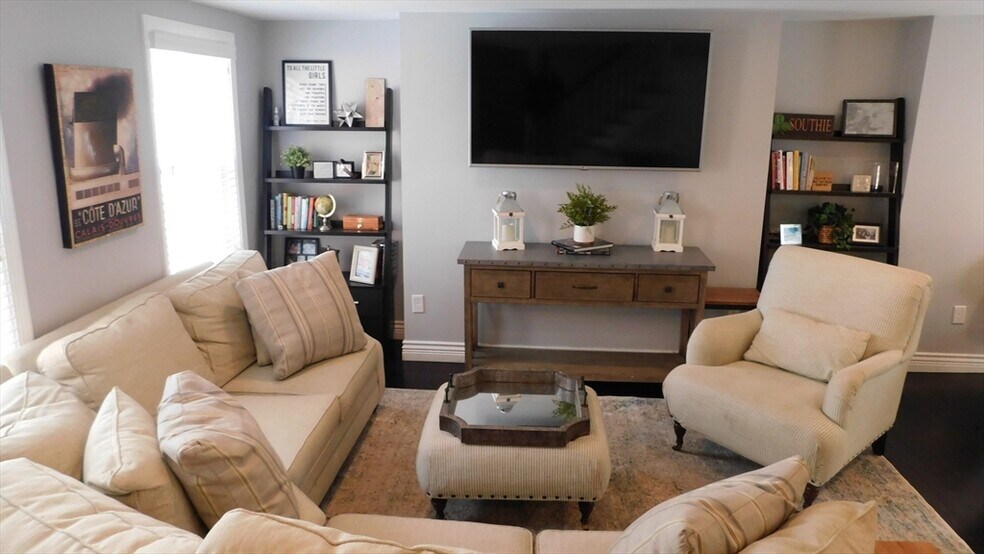 Building Photo - 215 Bolton St