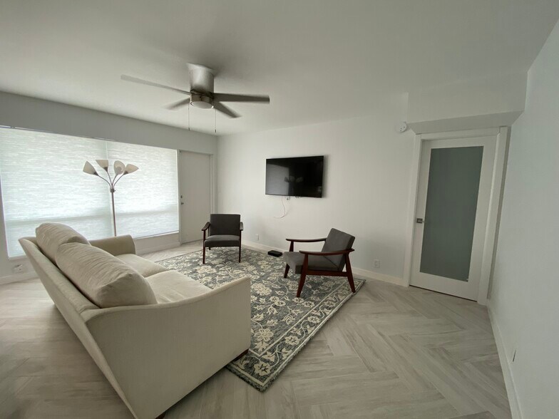 Living room - 2500 NE 48th Ln