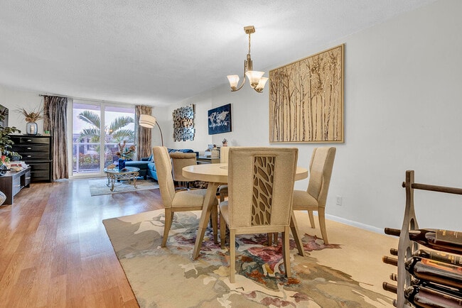 Building Photo - 1904 S Ocean Dr