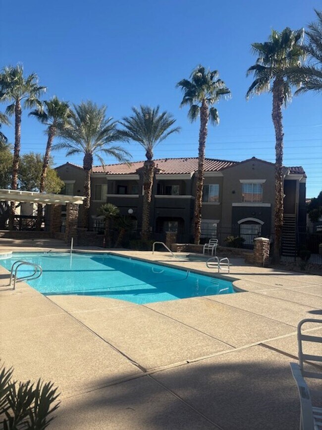 Building Photo - Downstairs unit with 3 bedroom and with two baths