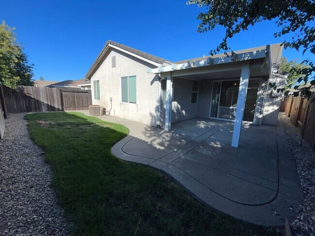 Building Photo - 4 Bed | 2 Bath | 1659SF | Tenant Pays $195...