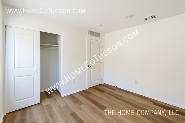 Building Photo - 8558 W Jackdaw Ct