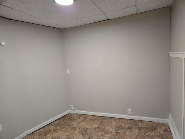 Building Photo - 300 William St