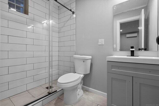 Building Photo - 140 Grand St