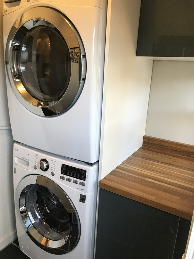 Building Photo - Bright and Cozy 2-Bedroom in Sunnyside wit...