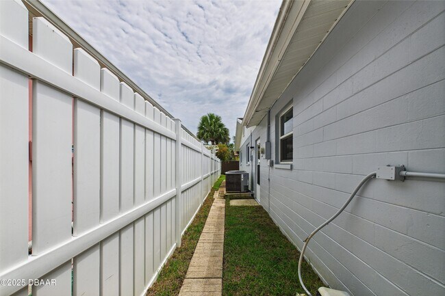 Building Photo - 4035 Oriole Ave