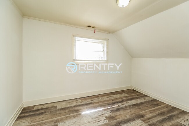 Building Photo - 303 E Ingle St