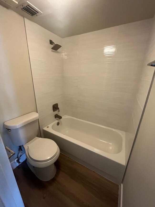 Building Photo - ONE BEDROOM ONE BATHROOM !! Waterfront Community