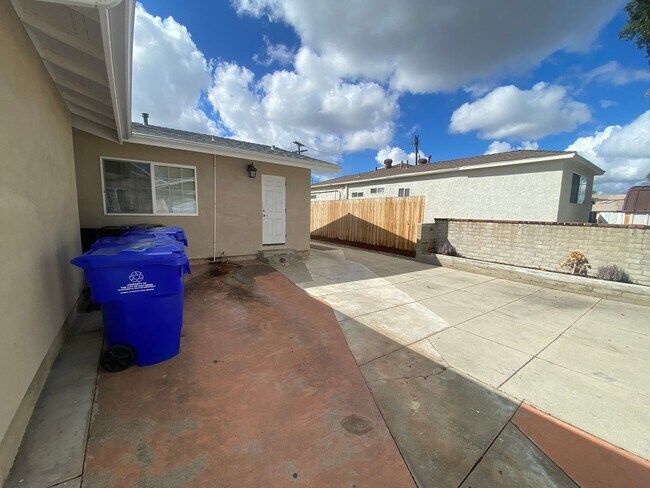 Building Photo - Cozy 3BD/1BA w/ Large Kitchen!