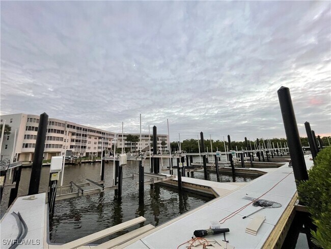 Building Photo - 13105 Vanderbilt Dr