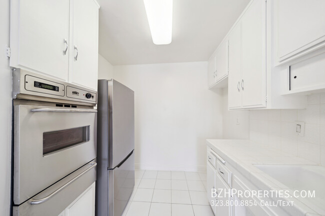 Building Photo - 954 1/2 N Croft Ave-104
