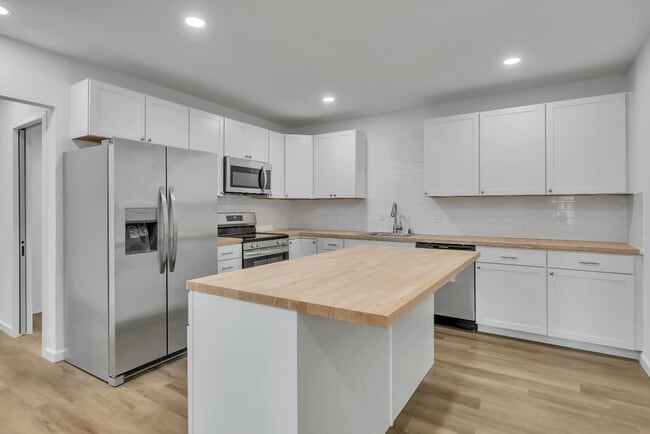 Building Photo - 1720 N Wycoff Ave