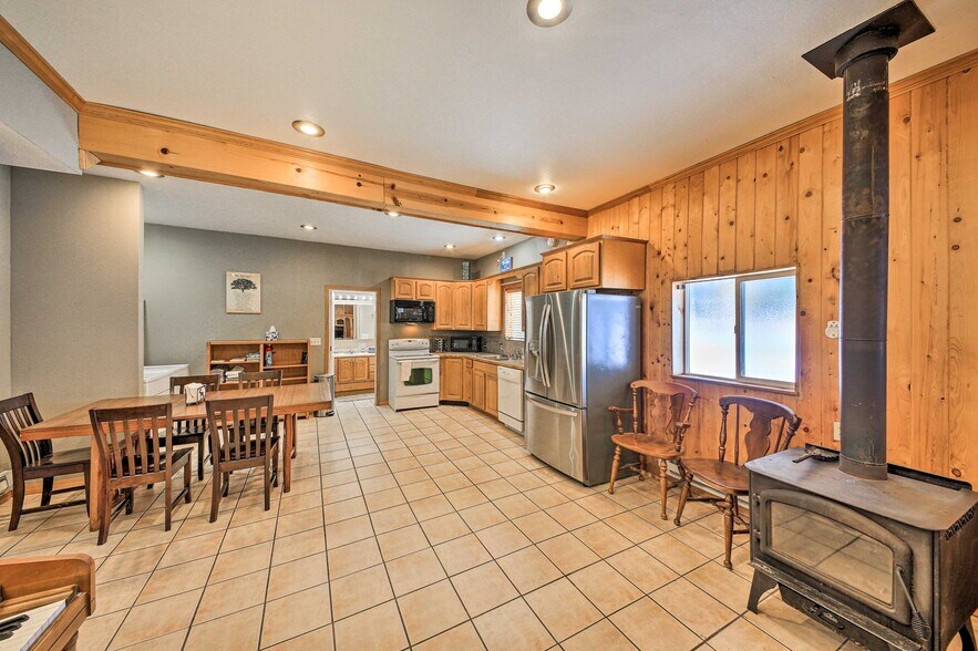 Building Photo - 9076 Lakeshore Dr