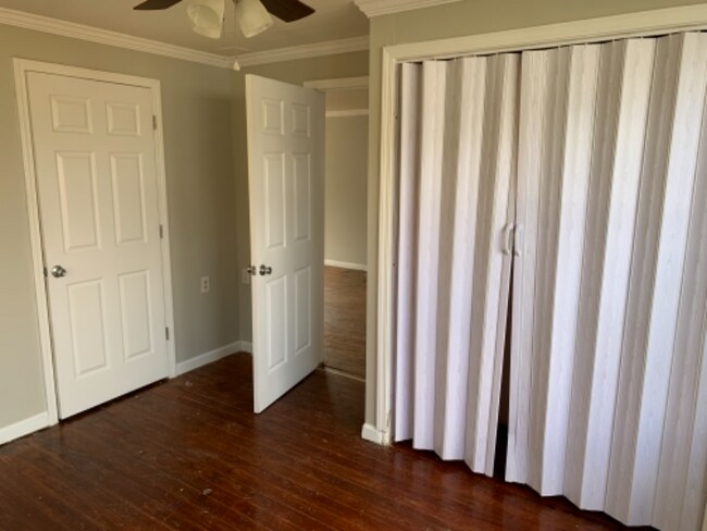 Building Photo - 911 E Ash St