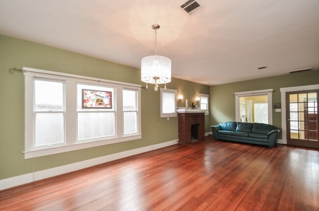 Building Photo - 3211 Beauchamp St