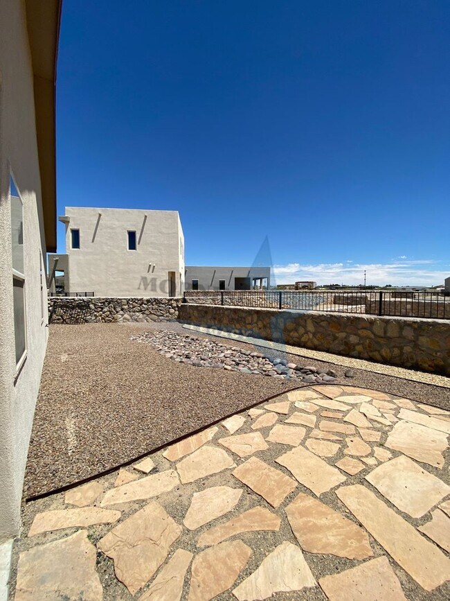 Building Photo - Stunning 4 bedroom, 2.5 bath house - 3 car...